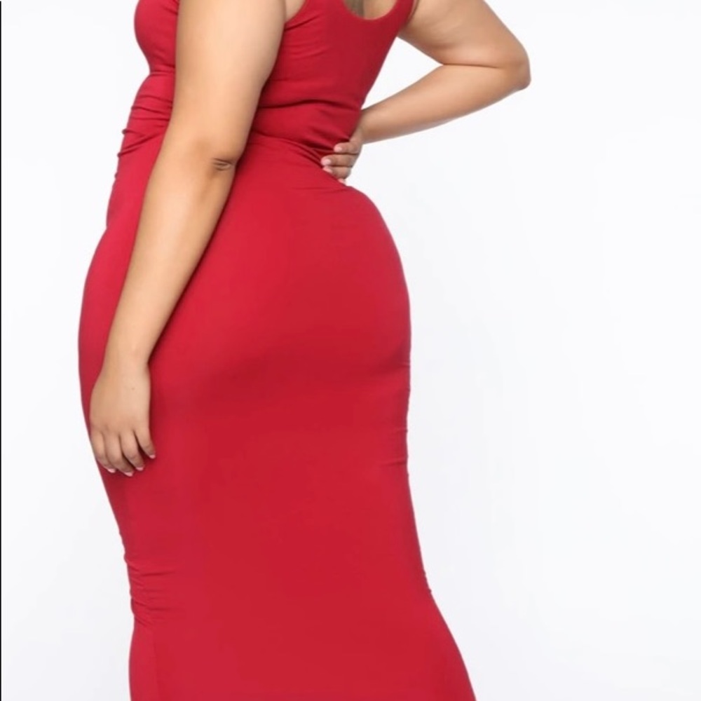 Sexy fitted dress. Darker than pic, it’s more of a deep red.